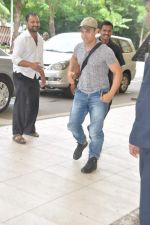 Aamir Khan snapped in Domestic Airport, Mumbai on 25th Sept 2013 (4).JPG